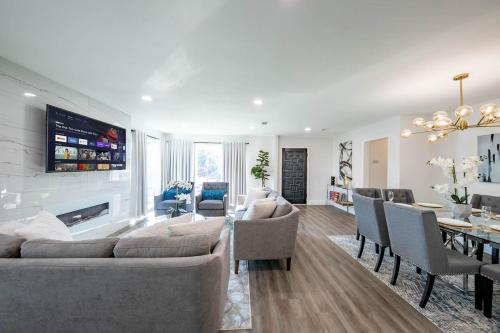 Sparkling Pool! 5 Bedroom 3 Bath Plus Game Room in Rosemead, USA