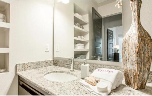 A-Class Lavish 2 bed Apt in Woodland Hills CA in Los Angeles, USA