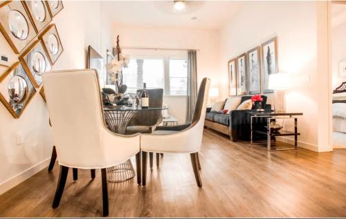 A-Class Lavish 2 bed Apt in Woodland Hills CA in Los Angeles, USA