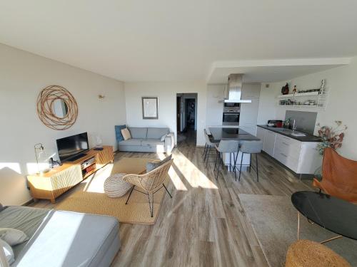 Superbe appartement piscine, tennis, vue mer et décoré avec goût Superbe appartement piscine, tennis, vue mer et décoré avec goût