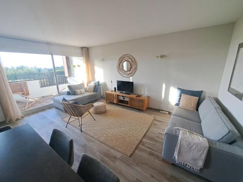 Superbe appartement piscine, tennis, vue mer et décoré avec goût Superbe appartement piscine, tennis, vue mer et décoré avec goût