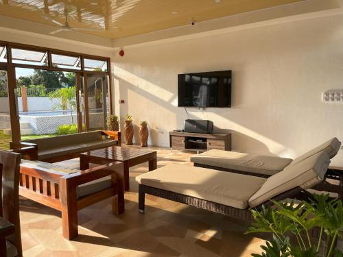 Villa Mercedes Private Resort in Candon