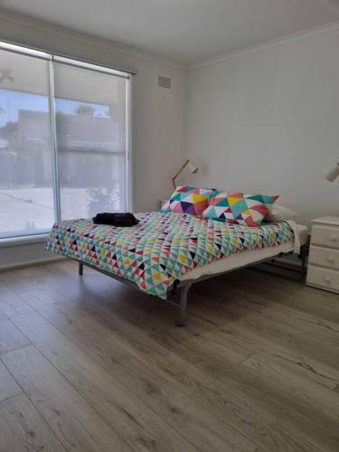 Cosy & Modern Unit 500m from Beach