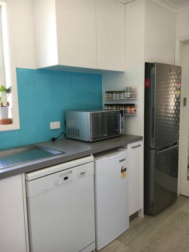 Cosy & Modern Unit 500m from Beach