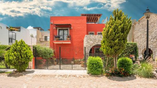 Eclectic Gem Near Centro King Beds and Rooftop Deck in San Miguel de Allende, Mexico