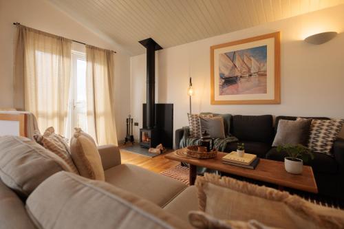 The Retreat, Waterfront & Log Burner near Solent Meads Golf Centre