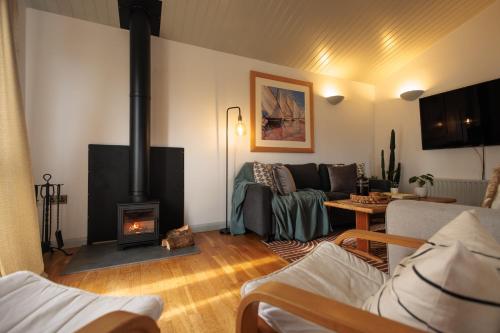 The Retreat, Waterfront & Log Burner near Solent Meads Golf Centre