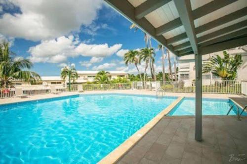 Superbe studio avec CITERNE d'Eau et Piscine, En plein coeur de la Marina! Proche Aéroport & Ferry (Superbe studio avec CITERNE d'Eau et Piscine, En plein coeur de la Marina! Proche Aeroport & Ferry) in Baimbridge