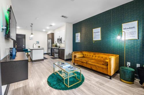 Luxury Midtown Atlanta Retreat- Balcony Gym and Pool by Ponce City Market & Atlantic Station in Atlanta, USA