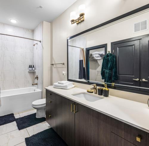 Luxury Midtown Atlanta Retreat- Balcony Gym and Pool by Ponce City Market & Atlantic Station in Atlanta, USA