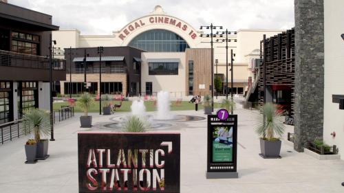 Luxury Midtown Atlanta Retreat- Balcony Gym and Pool by Ponce City Market & Atlantic Station in Atlanta, USA