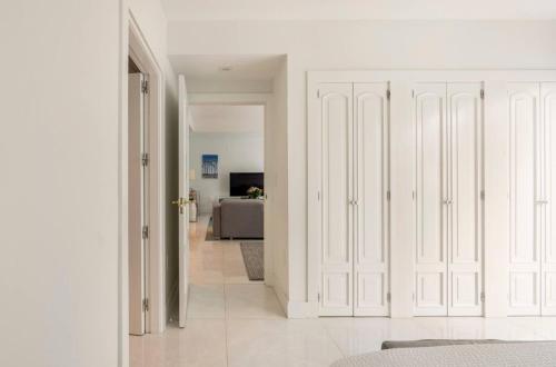 Miami Beachfront Hotel Studio with Balcony - image 4