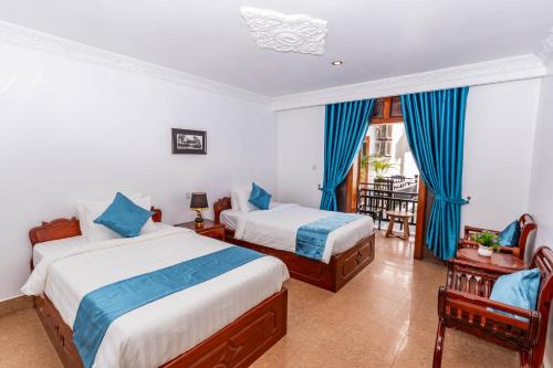 Twin Room with Pool View image 2
