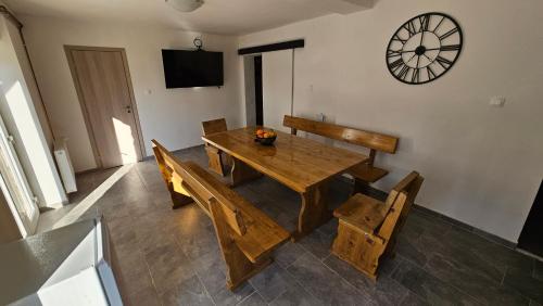 Koplietošanas atpūtas telpa ar TV, Holiday Home Monte Fabula with Jacuzzi, Sauna and Backyard in Tomići Vrbovsko