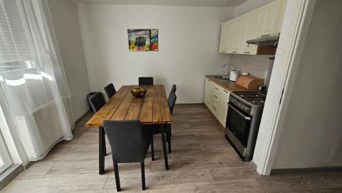 Holiday Home Monte Fabula with Jacuzzi, Sauna and Backyard in Tomići Vrbovsko