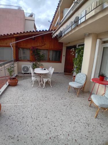 SUNNY APARTMENT NORTHERN ATHENS in Lykovrysi