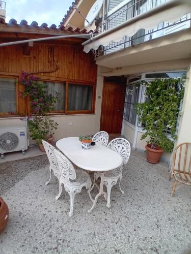 SUNNY APARTMENT NORTHERN ATHENS in Lykovrysi