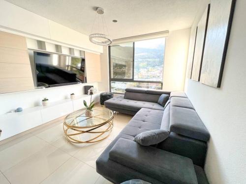 Luxury 2BR Apartment in Escalón - Pool - Parking - Fast WiFi, San Salvador