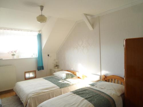 2 twin beds