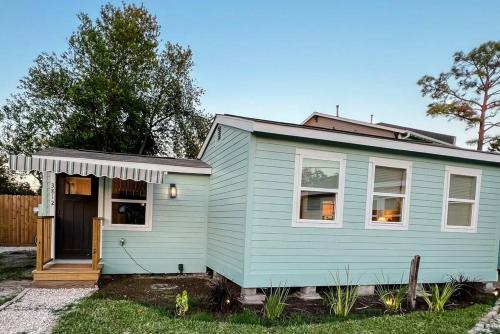 Hidden Cottage with Secret Garden Next To Light Rail Station in Houston, USA