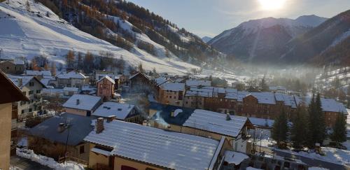 Le Studio du Queyras avec vue sur la montagne in Abrī
