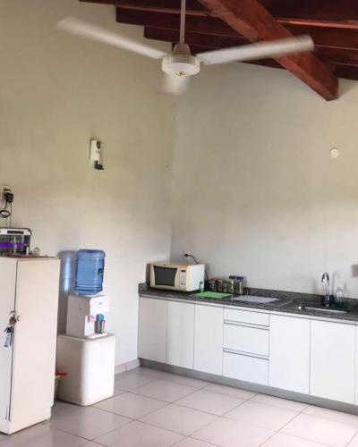 廚房, Casa Quinta con piscina quincho con parrilla in 伊帕內