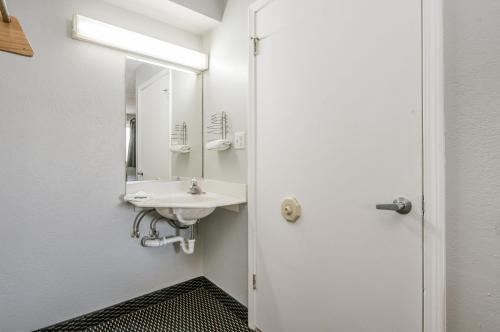 Relax Inn West Amarillo Medical Center - image 7
