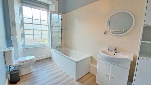 Spacious Victorian Apartment in Edinburgh City, Edinburgh (photo 10)