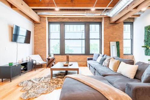 201LOFT Downtown Spacious Loft Sleeps 10 in Chicago, USA