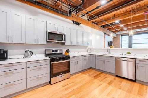 201LOFT Downtown Spacious Loft Sleeps 10 in Chicago, USA