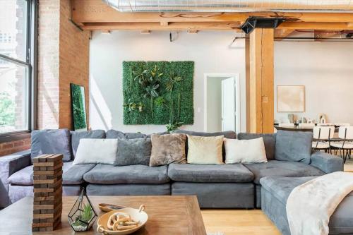201LOFT Downtown Spacious Loft Sleeps 10 in Chicago, USA