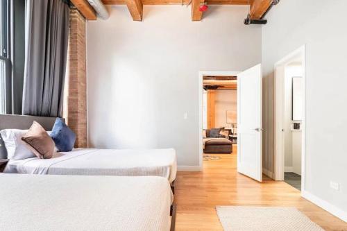 201LOFT Downtown Spacious Loft Sleeps 10 in Chicago, USA