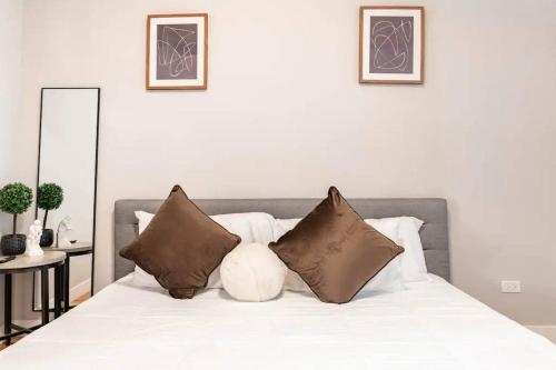 201LOFT Downtown Spacious Loft Sleeps 10 in Chicago, USA