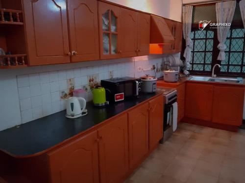 Kitchen, Ceylon Travel and Stay Lodge in Sri Jayawardenepura Kotte