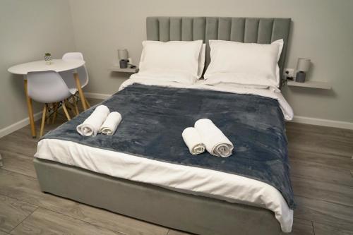 1 double bed, 1 twin bed