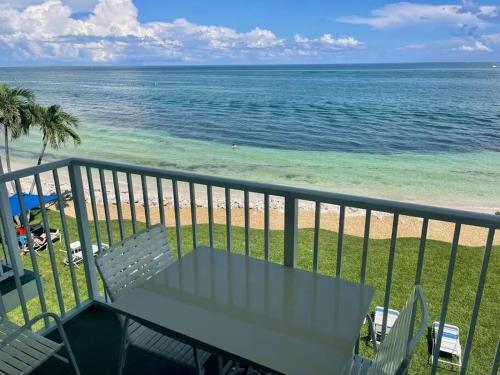 2 bedroom Oceanfront Condo! Pool, beach, incredible views, Florida Keys gem! in Key Colony Beach, USA