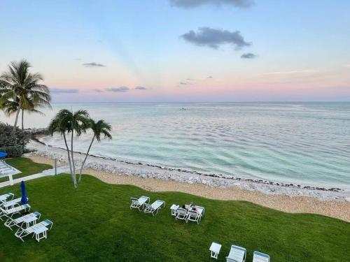 2 bedroom Oceanfront Condo! Pool, beach, incredible views, Florida Keys gem! in Key Colony Beach, USA