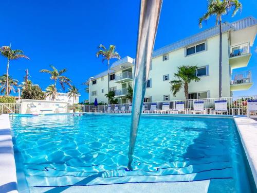 2 bedroom Oceanfront Condo! Pool, beach, incredible views, Florida Keys gem! in Key Colony Beach, USA