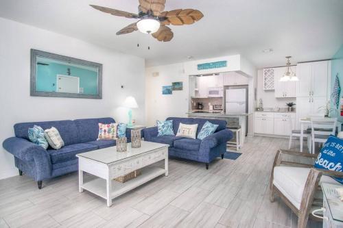 2 bedroom Oceanfront Condo! Pool, beach, incredible views, Florida Keys gem! in Key Colony Beach, USA