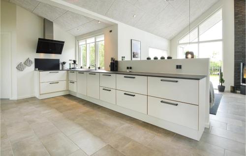 Konyha, Four-Bedroom Holiday Home In Tarm in Hemmet