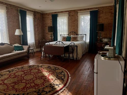 Tanglewood Inn - image 11