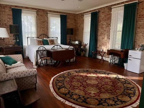 Tanglewood Inn - image 8