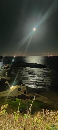 KINGHORN - Private Room, own entrance, ensuite, sunroom & Views in เพตตีเคอร์