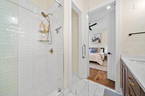 Knoxtopia - BRAND NEW Condo in Iconic Century Bldg in Knoxville, USA