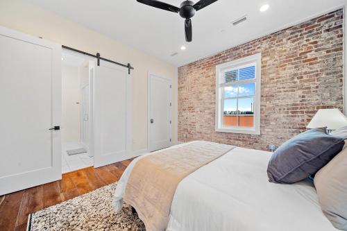 Knoxtopia - BRAND NEW Condo in Iconic Century Bldg in Knoxville, USA
