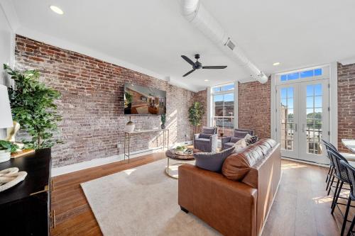 Knoxtopia - BRAND NEW Condo in Iconic Century Bldg in Knoxville, USA