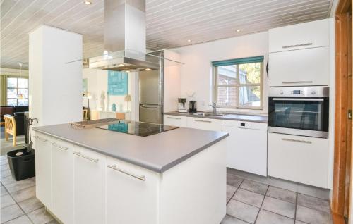 ห้องครัว, Stunning Home In Blavand With Sauna in ไวเออร์ส สทรันด์