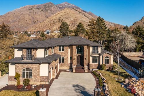 Olympus Luxury - Prime Location - HotTub, Theater and More, Millcreek