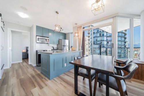 Beautiful Dt 3 Bed 2Bath Apat Free Parking & Pool in Vancouver, Canada