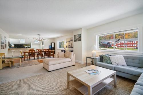 Enjoy this Spacious four bedroom Apartment in Killington, USA